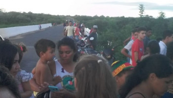 Jovem embriagado pula da ponte e é salvo por amigos